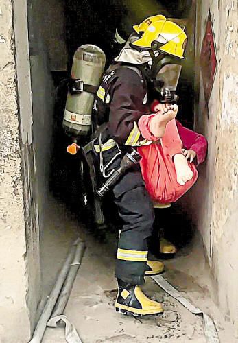 大连|危急！居民楼突起大火四人被困