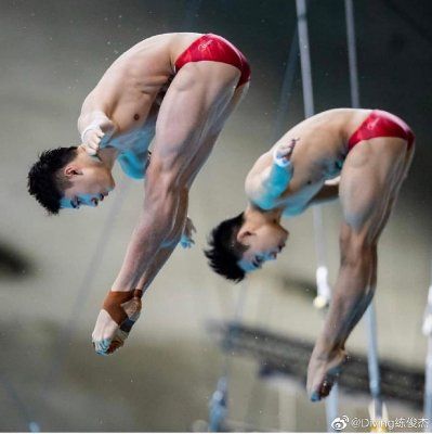 　　跳水的高难度,就是在有限时间内完成更多的动作。那么,跳水运动员从十米高台纵身